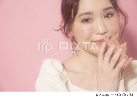 フェミニンな女性のポートレートの写真素材