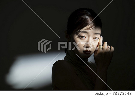 光と影のドラマティックな女性ポートレート 光と影のドラマティックな女性ポートレート 73575548