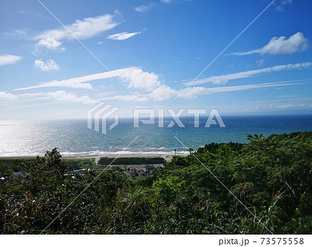 新潟市　夏の日本海と青空 73575558