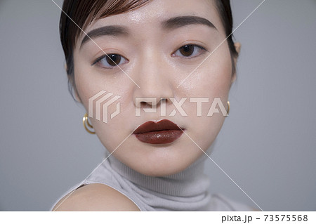 クールメイクの女性ポートレート クールメイクの女性ポートレート 73575568