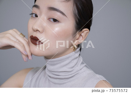 クールメイクの女性ポートレート 73575572