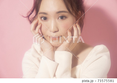 フェミニンな女性のポートレートの写真素材