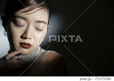 光と影のドラマティックな女性ポートレート 光と影のドラマティックな女性ポートレート 73575590