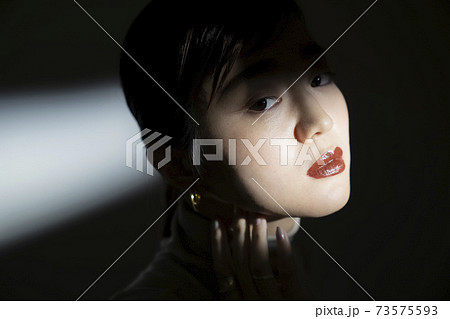光と影のドラマティックな女性ポートレート 光と影のドラマティックな女性ポートレート 73575593