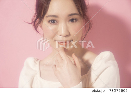 フェミニンな女性のポートレートの写真素材