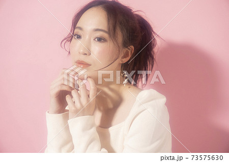 フェミニンな女性のポートレートの写真素材