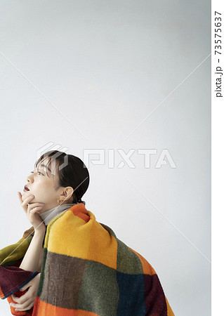 クールメイクの女性ポートレート 73575637