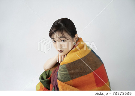 クールメイクの女性ポートレート 73575639