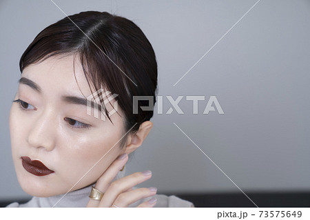 クールメイクの女性ポートレート クールメイクの女性ポートレート 73575649