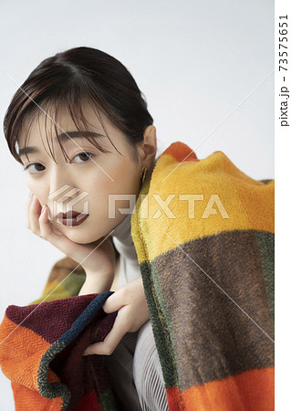 クールメイクの女性ポートレート 73575651