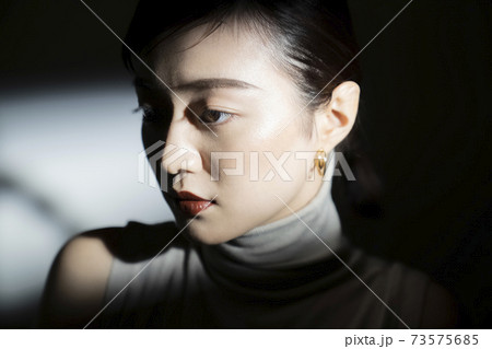 光と影のドラマティックな女性ポートレートの写真素材