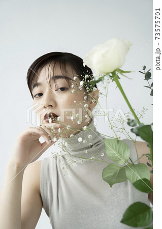 水彩画 女性のポートレート 花のモチーフフランス人画家　サイン入り 藤シリーズ連投＊ 「トウカ」 アングルの名画「泉」のポーズから
