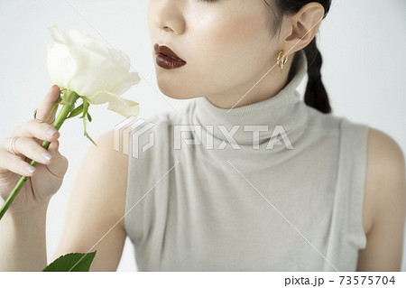 花と女性のポートレート 73575704