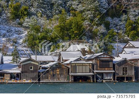 京都　伊根の舟屋（冬）  73575705