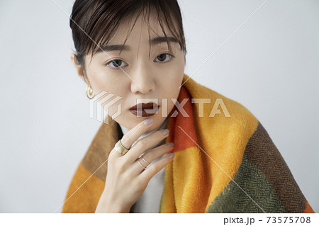 クールメイクの女性ポートレート クールメイクの女性ポートレート 73575708