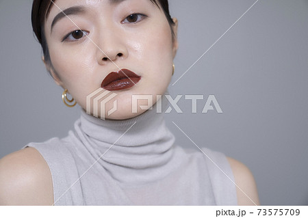 クールメイクの女性ポートレート クールメイクの女性ポートレート 73575709