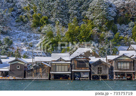 京都　伊根の舟屋（冬）  73575719