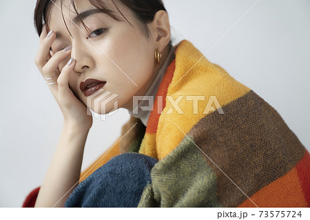 クールメイクの女性ポートレート クールメイクの女性ポートレート 73575724
