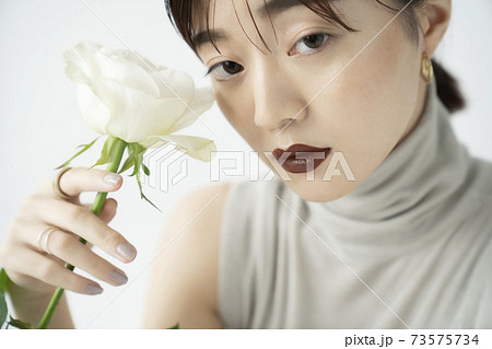 花と女性のポートレート 花と女性のポートレート 73575734