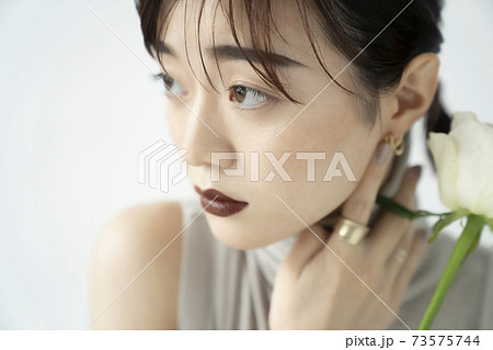 花と女性のポートレート 73575744