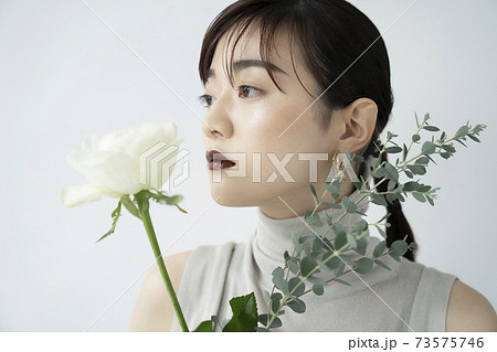 花と女性のポートレート 花と女性のポートレート 73575746