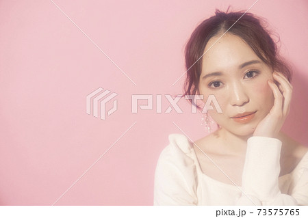 フェミニンな女性のポートレートの写真素材