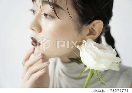 花と女性のポートレート 花と女性のポートレート 73575771