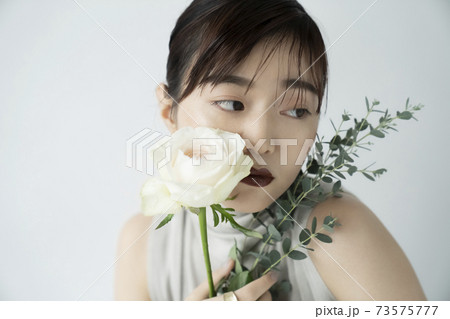 花と女性のポートレート 花と女性のポートレート 73575777
