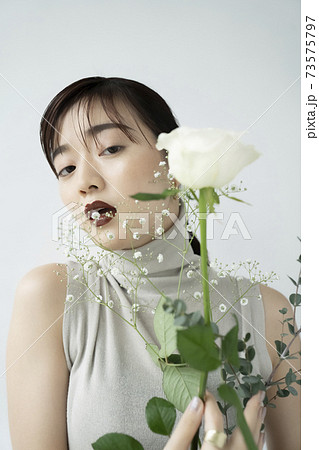 花と女性のポートレート 73575797