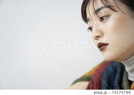 クールメイクの女性ポートレート クールメイクの女性ポートレート 73575799