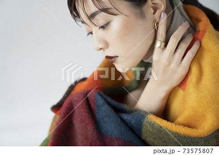 クールメイクの女性ポートレート クールメイクの女性ポートレート 73575807