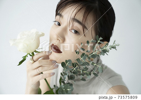 花と女性のポートレート 花と女性のポートレート 73575809
