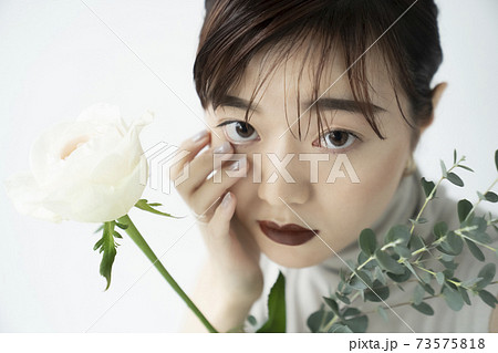 花と女性のポートレート 花と女性のポートレート 73575818