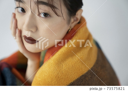 クールメイクの女性ポートレート 73575821