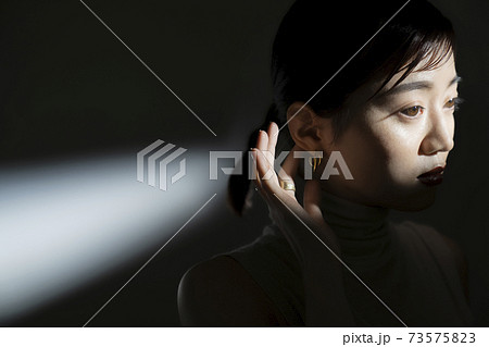 光と影のドラマティックな女性ポートレート 73575823