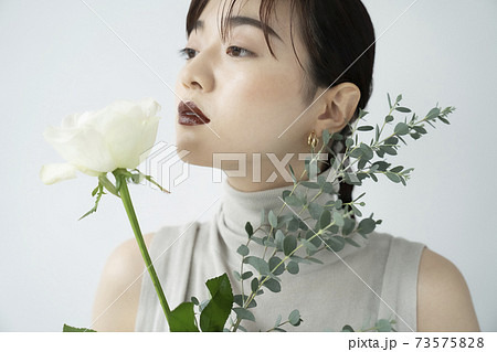 花と女性のポートレート 73575828