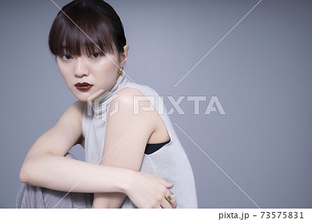 クールメイクの女性ポートレート クールメイクの女性ポートレート 73575831