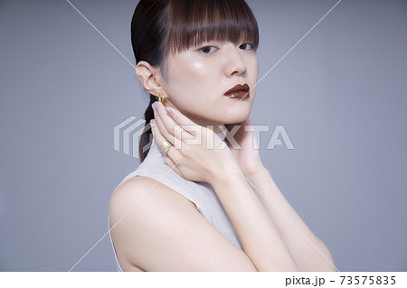 クールメイクの女性ポートレート クールメイクの女性ポートレート 73575835