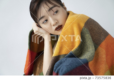 クールメイクの女性ポートレート クールメイクの女性ポートレート 73575836