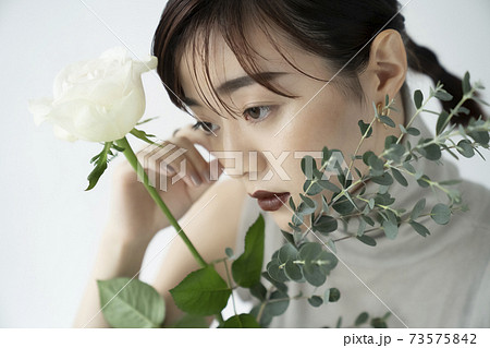 花と女性のポートレート 73575842