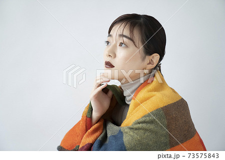 クールメイクの女性ポートレート クールメイクの女性ポートレート 73575843
