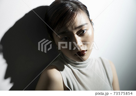 光と影のドラマティックな女性ポートレート 光と影のドラマティックな女性ポートレート 73575854
