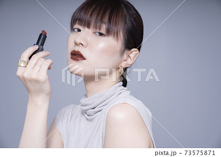 ブラウンリップを塗る女性 ブラウンリップを塗る女性 73575871