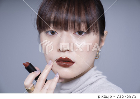 ブラウンリップを塗る女性 ブラウンリップを塗る女性 73575875