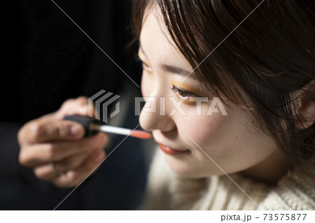 キュートなメイクをしてもらう女性 キュートなメイクをしてもらう女性 73575877