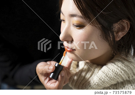 キュートなメイクをしてもらう女性 キュートなメイクをしてもらう女性 73575879