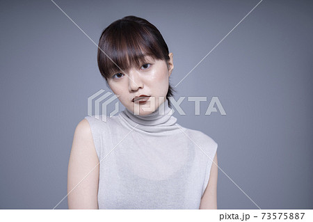 クールメイクの女性ポートレート クールメイクの女性ポートレート 73575887