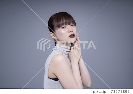 クールメイクの女性ポートレート クールメイクの女性ポートレート 73575895