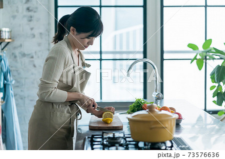 主婦の夕飯作り 73576636