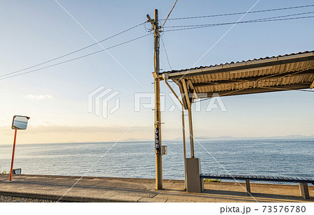 愛媛県伊予市 夕焼けに染まるJR下灘駅 愛媛県伊予市 夕焼けに染まるJR下灘駅 73576780